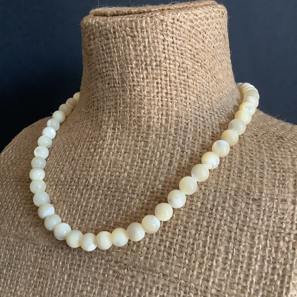 Genuine mother of pearl beaded necklace. - Picture 4 of 7